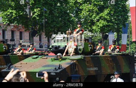Bildnummer : 60123088 Datum : 14.07.2013 Copyright : imago/Xinhua (130714) -- PARIS, 14 juillet 2013 (Xinhua) -- des soldats à bord de véhicules blindés de l'armée assistent au défilé militaire du jour de la Bastille à Paris, France, le 14 juillet 2013. (Xinhua/Li Genxing) (bxq) FRANCE-PARIS-FÊTE NATIONALE PUBLICATIONxNOTxINxCHN Gesellschaft Politik Nationalfeiertag x0x xsk 2013 quer 60123088 Date 14 07 2013 Copyright Imago XINHUA Paris juillet 14 2013 des soldats XINHUA À BORD DE VÉHICULES blindés de l'armée assistent au défilé militaire du jour de la Bastille à Paris France LE 14 2013 juillet XINHUA quitte la France Fête nationale de Paris PUBLICATIONxNOTxINxCH Banque D'Images