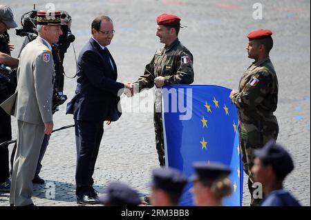 Bildnummer: 60124089  Datum: 14.07.2013  Copyright: imago/Xinhua (130714) -- PARIS, July 14, 2013 (Xinhua) -- French President Francois Hollande (2nd L) shakes hands with a soldier after the Bastille Day military parade in Paris, France, on July 14, 2013. (Xinhua/Etienne Laurent) FRANCE-PARIS-NATIONAL DAY-GRAND PARADE PUBLICATIONxNOTxINxCHN Politik people Nationalfeiertag FEiertag Parade Militär Militärparade xas x0x 2013 quer premiumd      60124089 Date 14 07 2013 Copyright Imago XINHUA  Paris July 14 2013 XINHUA French President François Hollande 2nd l Shakes Hands With a Soldier After The B Stock Photo