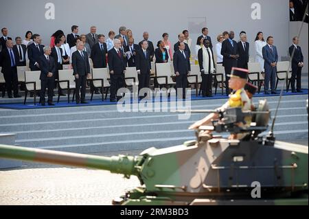 Bildnummer : 60124091 Datum : 14.07.2013 Copyright : imago/Xinhua (130714) -- PARIS, 14 juillet 2013 (Xinhua) -- des soldats assistent à la parade militaire du jour de la Bastille à Paris, France, le 14 juillet 2013. (Xinhua/Etienne Laurent) FRANCE-PARIS-FÊTE NATIONALE-GRAND DÉFILÉ PUBLICATIONxNOTxINxCHN Politik People Nationalfeiertag FEiertag Parade Militär Militärparade xas x0x 2013 quer premiumd 60124091 Date 14 07 2013 Copyright Imago XINHUA Paris juillet 14 2013 des soldats XINHUA assistent au défilé militaire de la Fête de la Bastille à Paris France LE 14 2013 juillet XINHUA Etienne Laurent France Grand Parad de la Fête nationale de Paris Banque D'Images