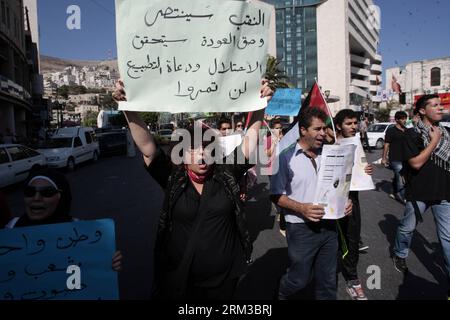 Bildnummer : 60129680 Datum : 15.07.2013 Copyright : imago/Xinhua (130715) -- NAPLOUSE, 15 juillet 2013 (Xinhua) -- des Palestiniens prennent part à une manifestation dans la ville de Naplouse en Cisjordanie contre le plan israélien de relocalisation des Bédouins dans le désert du Néguev le 15 juillet 2013. Des milliers de Palestiniens prennent part à des manifestations contre le plan visant à installer des dizaines de milliers de leurs habitations dans le désert dans des townships permanents, ont rapporté les médias. Il y a environ 260 000 Bédouins en Israël. (Xinhua/Nidal Eshtayeh) PLAN DE RELOCALISATION DU MIDEAST-BÉDOUINS-PROTESTATION PUBLICATIONxNOTxINxCHN Politik Palästina ISR Demo Protest Umsiedlung Zwang Banque D'Images