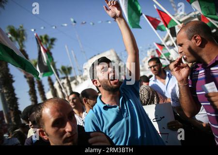 Bildnummer : 60129676 Datum : 15.07.2013 Copyright : imago/Xinhua (130715) -- RAMALLAH, 15 juillet 2013 (Xinhua) -- des Palestiniens prennent part à une manifestation dans la ville de Ramallah en Cisjordanie contre le projet israélien de relocaliser les Bédouins dans le désert du Néguev le 15 juillet 2013. Des milliers de Palestiniens prennent part à des manifestations contre le plan visant à installer des dizaines de milliers de leurs habitations dans le désert dans des townships permanents, ont rapporté les médias. Il y a environ 260 000 Bédouins en Israël. (Xinhua/Fadi Arouri) PLAN DE RELOCALISATION DU MIDEAST-BÉDOUINS-MANIFESTATION PUBLICATIONxNOTxINxCHN Politik Palästina ISR Demo Protest Umsiedlung Zwan Banque D'Images