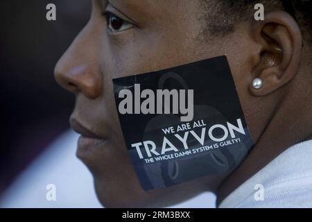 130716 -- LOS ANGELES, Xinhua -- Un manifestant est vu avec un autocollant montrant le nom de Trayvon Martin sur le visage lors d'une manifestation pour protester contre l'acquittement de George Zimmerman dans la mort par balle de l'adolescent de Floride Trayvon Martin, à Los Angeles, Californie, juillet 15, 2013.Un jury dans l'État américain de Floride le 13 juillet a acquitté George Zimmerman, qui a abattu Trayvon Martin, adolescent afro-américain de 17 ans, le 26 février 2012, dans une affaire qui a déclenché un débat animé sur la race et les armes à feu. Xinhua/Zhao Hanrongxzj U.S.-LOS ANGELES-DEMONSTRATION-TRAYVON-MARTIN PUBLICATIONxNOTxINxCHN Banque D'Images