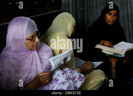 Bildnummer: 60136322  Datum: 16.07.2013  Copyright: imago/Xinhua (130716) -- SRINAGAR, July 16, 2013 (Xinhua) -- Kashmiri Muslim women read Islam s holy book Koran at a shrine during the fasting month of Ramadan in Srinagar, summer capital of Indian-controlled Kashmir, July 16, 2013. Muslims around the world refrain from eating, drinking and smoking from dawn to dusk during the fasting month of Ramadan. (Xinhua/Javed Dar)(xzj) KASHMIR-SRINAGAR-RAMADAN-PRAYER PUBLICATIONxNOTxINxCHN Gesellschaft Religion Islam Muslima Frau xbs x0x 2013 quer      60136322 Date 16 07 2013 Copyright Imago XINHUA  S Stock Photo