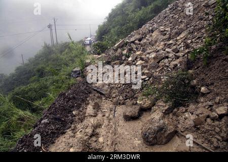 Bildnummer : 60155797 Datum : 18.07.2013 Copyright : imago/Xinhua ZHAOTONG, 18 juillet 2013 (Xinhua) -- des véhicules sont bloqués par un glissement de boue sur une route de campagne dans le comté de Daguan dans la ville de Zhaotong, dans le sud-ouest de la Chine province du Yunnan, 18 juillet 2013. Les pluies torrentielles des deux derniers jours ont fait des ravages dans la ville de Zhaotong. Trois morts, 53 100 ont été touchés, 1 300 évacués et des milliers d hectares de cultures endommagés dans cinq comtés et districts de Zhaotong, ont déclaré jeudi les autorités de contrôle des inondations de la ville. (Xinhua/Zhang Guangyu) (wqq) CHINE-YUNNAN-ZHAOTONG-PLUIE TORRENTIELLE (CN) PUBLICATIONxNOTx Banque D'Images