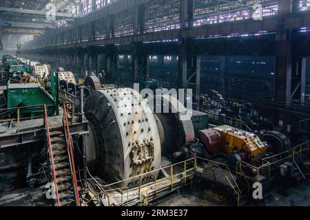 Le moulin broie le minerai dans une usine de traitement de traitement de minerai. Banque D'Images