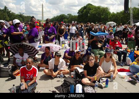 Washington, DC, États-Unis. 26 août 2023. Les gens sont assis sur le trottoir près du Lincoln Memorial pendant le 60e anniversaire de la marche sur Washington. Crédit : Philip Yabut/Alamy Live News Banque D'Images