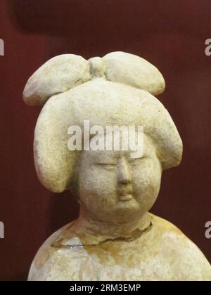 Bildnummer: 60167345  Datum: 20.07.2013  Copyright: imago/Xinhua (130720) -- XI AN, July 20, 2013 (Xinhua) -- Photo taken on July 18 shows a figurine of a woman during the era of Wu Zetian (624-705) exhibition at Qianling museum in Xi an, capital of northwest China s Shaanxi Province, July 19, 2013. The exhibition shows not only the life of Wu Zetian, a powerful empress in Chinese history, but also the woman s hairstyle during the Tang Dynasty (618-907A.D.). (Xinhua/Feng Guo) (mt) CHINA-SHAANXI-XI AN CITY-MUSEUM-WU ZETIAN (CN) PUBLICATIONxNOTxINxCHN Bildende Kunst Kultur Bildhauerei Skulptur A Stock Photo