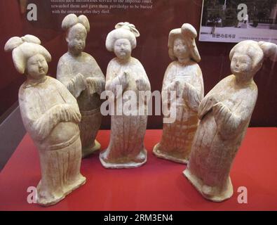 Bildnummer : 60167348 Datum : 20.07.2013 Copyright : imago/Xinhua (130720) -- XI AN, 20 juillet 2013 (Xinhua) -- photo prise le 18 juillet montre des figurines de femmes à l'époque de Wu Zetian (624-705) exposition au musée Qianling à Xi an, capitale de la province du Shaanxi du nord-ouest de la Chine, 19 juillet 2013. L'exposition montre non seulement la vie de Wu Zetian, puissante impératrice de l'histoire chinoise, mais aussi la coiffure de la femme pendant la dynastie Tang (618-907). (Xinhua/Feng Guo) (mt) CHINA-SHAANXI-XI AN CITY-MUSEUM-WU ZETIAN (CN) PUBLICATIONxNOTxINxCHN Bildende Kunst Kultur Bildhauerei Skulptur Auss Banque D'Images