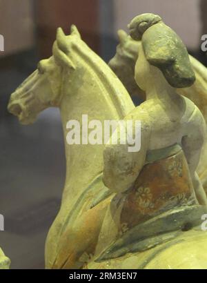 Bildnummer: 60167346  Datum: 20.07.2013  Copyright: imago/Xinhua (130720) -- XI AN, July 20, 2013 (Xinhua) -- Photo taken on July 19 shows a figurine of a woman during the era of Wu Zetian (624-705) exhibition at Qianling museum in Xi an, capital of northwest China s Shaanxi Province, July 19, 2013. The exhibition shows not only the life of Wu Zetian, a powerful empress in Chinese history, but also the woman s hairstyle during the Tang Dynasty (618-907A.D.). (Xinhua/Feng Guo) (mt) CHINA-SHAANXI-XI AN CITY-MUSEUM-WU ZETIAN (CN) PUBLICATIONxNOTxINxCHN Bildende Kunst Kultur Bildhauerei Skulptur A Stock Photo