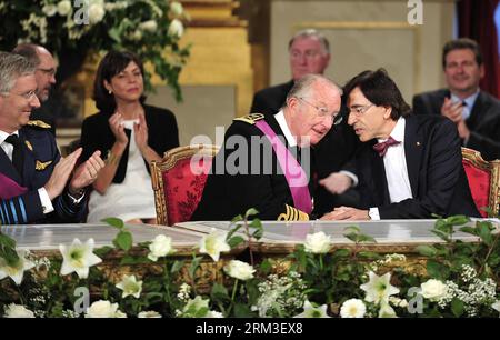 Bildnummer: 60168367  Datum: 21.07.2013  Copyright: imago/Xinhua (130721) -- BRUSSELS, July 21, 2013 (Xinhua) -- Belgium s King Albert II (C, front) and Prime Minister Elio Di Rupo (R, front) have talks while attending the abdication ceremony at the Royal Palace in Brussels, capital of Belgium, on July 21, 2013, the country s national day.   (Xinhua/Ye Pingfan)(xzj)  BELGIUM-BRUSSELS  PUBLICATIONxNOTxINxCHN People Entertainment Adel Königshaus Belgien Amtswechsel Thronfolge Abdankung Thronwechsel Brüssel xdp x1x 2013 quer premiumd     60168367 Date 21 07 2013 Copyright Imago XINHUA  Brussels J Stock Photo