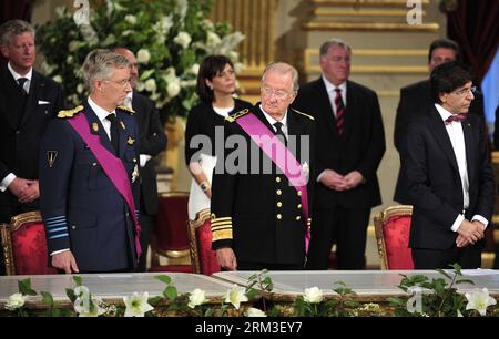 Bildnummer : 60168369 Datum : 21.07.2013 Copyright : imago/Xinhua (130721) -- BRUXELLES, 21 juillet 2013 (Xinhua) -- le roi Albert II (à droite, devant) regarde le prince Philippe lors de la cérémonie d'abdication au Palais Royal de Bruxelles, capitale de la Belgique, le 21 juillet 2013, jour de la fête nationale du pays. (Xinhua/Ye Pingfan)(xzj) BELGIUM-BRUSSELS PUBLICATIONxNOTxINxCHN People Entertainment Adel Königshaus Belgien Amtswechsel Thronfolge Abdankung Thronwechsel Brüssel xdp x1x 2013 quer o0 Familie, privat, Vater, Eltern, Kind, Sohn 60168369 Date 21 07 2013 Copyright Imago XINHUA Brussels Ju Banque D'Images