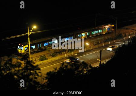 Bildnummer: 60169692  Datum: 21.07.2013  Copyright: imago/Xinhua A train stops after earthquake shook New Zealand capital Wellington July 21, 2013. A 6.5 magnitude earthquake shook New Zealand capital Wellington and upper South Island on Sunday afternoon, following an earlier 5.8 quake on Sunday morning and a swarm of smaller quakes throughout the day. (Xinhua/SNPA/Ross Setford) (bxq) NEW ZEALAND-WELLINGTON-EARTHQUAKE PUBLICATIONxNOTxINxCHN Gesellschaft Erdbeben xjh x0x premiumd 2013 quer     60169692 Date 21 07 2013 Copyright Imago XINHUA a Train Stops After Earthquake Shook New Zealand Capit Stock Photo