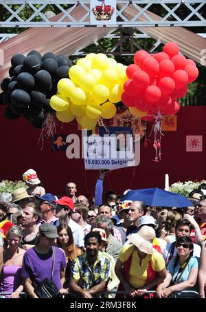 Bildnummer : 60169688 Datum : 21.07.2013 Copyright : imago/Xinhua Un homme tient des ballons de drapeau national belge trois couleurs avec une écriture en carton Roi Philippe aimé par 10.000.000 Belges avec d'autres lors de la cérémonie d'abdication devant le Palais Royal à Bruxelles, capitale de la Belgique, le 21 juillet 2013, la fête nationale du pays. PrincePhilippe a prêté serment devant le Parlement en tant que septième roi de Belgique dimanche, après l abdication de son père AlbertII. (Xinhua/Ye Pingfan)(xzj) BELGIUM-BRUSSELS- PUBLICATIONxNOTxINxCHN Gesellschaft Adel Königshaus Belgien Thronfolge Thronwechsel xjh x1x 2013 hoch Banque D'Images