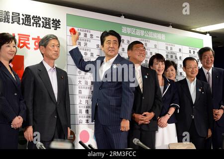 Bildnummer : 60169737 Datum : 21.07.2013 Copyright : imago/Xinhua le Premier ministre japonais et président du Parti libéral démocrate (PLD), Shinzo Abe (3e L) joint un livre rouge rose au nom d'un candidat du PLD pour indiquer une victoire électorale au siège du parti à Tokyo, capitale du Japon, le 21 juillet 2013. Le camp au pouvoir du Japon, le Parti libéral-démocrate (PLD) et le Nouveau parti Komeito, ont mis fin à la diète tordue du pays en remportant la majorité des sièges à la Chambre des conseillers, selon le diffuseur japonais NHK.(Xinhua/Ma Ping)(xzj) JAPAN-TOKYO-POLITICS-ELECTION-ABE PUBL Banque D'Images