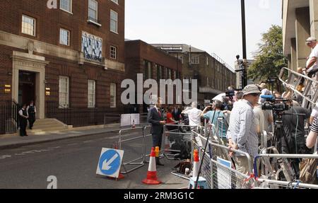 Bildnummer : 60173556 Datum : 22.07.2013 Copyright : imago/Xinhua (130722) -- LONDRES, 22 juillet 2013 (Xinhua) -- Reporters se réunissent devant l'aile Lindo de St. Mary s Hospital à Londres, 22 juillet 2013. La nation attend des nouvelles d'un nouveau bébé royal. La nation attend des nouvelles d'un nouveau bébé royal alors que Kate, épouse du prince William, est entrée en travail et a été admise à St. Hôpital de Mary pour la naissance du premier enfant du couple. (Xinhua/Yin Gang) UK-LONDON-ROYAL BABY-WAITING PUBLICATIONxNOTxINxCHN Gesellschaft x2x xkg 2013 quer premiumd o0 People Entertainment Adel GBR krankenhaus Schwangerschaft Geburt Banque D'Images