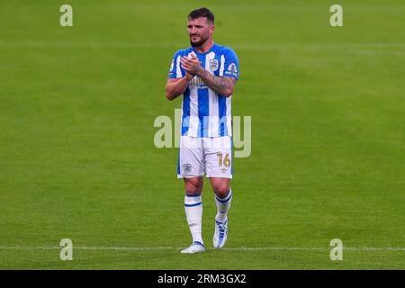 Huddersfield, Royaume-Uni. 26 août 2023. Tom Edwards de Huddersfield Town pendant le match du championnat Sky Bet Huddersfield Town vs Norwich City au John Smith's Stadium, Huddersfield, Royaume-Uni, le 26 août 2023 (photo de Ryan Crockett/News Images) à Huddersfield, Royaume-Uni le 8/26/2023. (Photo de Ryan Crockett/News Images/Sipa USA) crédit : SIPA USA/Alamy Live News Banque D'Images