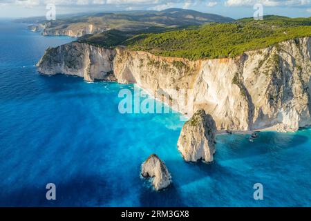 Falaises de Keri sur l'île de Zakynthos, mer Ionienne, Grèce. Vue aérienne Banque D'Images