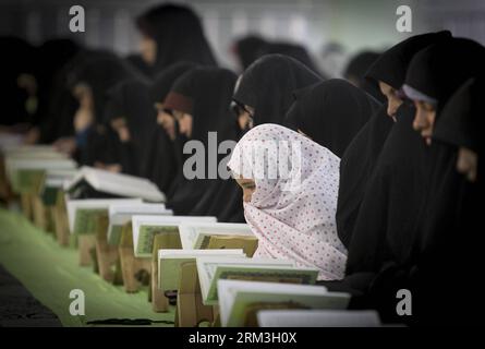 Bildnummer : 60179089 Datum : 23.07.2013 Copyright : imago/Xinhua TÉHÉRAN, 23 juillet 2013 (Xinhua) -- des femmes iraniennes lisent le Saint Coran dans une mosquée pendant le mois de jeûne musulman du Ramadan dans le sud de Téhéran, Iran, le 23 juillet 2013. Le mois sacré de Ramadan de l Islam est calculé sur l observation de la nouvelle lune. Les musulmans du monde entier sont censés jeûner de l'aube au crépuscule pendant le mois. (Xinhua/Ahmad Halabisaz) (yc) IRAN-TÉHÉRAN-RAMADAN-MOSQUÉE PUBLICATIONxNOTxINxCHN Gesellschaft religion Islam x0x xsk 2013 quer premiumd 60179089 Date 23 07 2013 Copyright Imago XINHUA TÉHÉRAN juillet 23 2013 XIN Banque D'Images