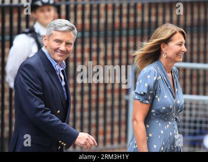 Bildnummer : 60179112 Datum : 23.07.2013 Copyright : imago/Xinhua (130723) -- LONDRES, 23 juillet 2013 (Xinhua) -- Michael middleton et son épouse Carole, parents de Catherine, duchesse de Cambridge, arrivent à l'aile Lindo de l'hôpital St Mary, dans le centre de Londres, le 23 juillet 2013. La duchesse de Cambridge Kate a donné naissance à un garçon lundi après-midi. (Xinhua/Yin Gang) UK-LONDON-ROYAL BABY PUBLICATIONxNOTxINxCHN People Entertainment Geburt Geburtstag Nachkommen Adel Catherine Middleton Prinz William x1x xsk 2013 quer premiumd o0 Familie, privat Frau Mann großeltern 60179112 Date 23 07 2013 Co Banque D'Images