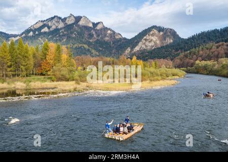 Rafting traditionnel sur la rivière Dunajec sur des radeaux en bois, Pologne Banque D'Images