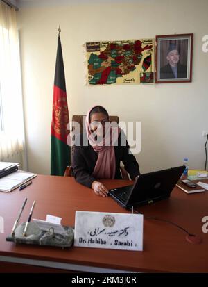 Bildnummer : 60193618 Datum : 25.07.2013 Copyright : imago/Xinhua (130725) -- BAMYAN, 25 juillet 2013 (Xinhua) -- Habiba Sarabi, la première et unique femme gouverneur d'Afghanistan, sourit lors d'une interview dans son bureau de la province de Bamyan, Afghanistan, dans cette photo prise le 6 avril 2013. Habiba Sarabi a reçu cette année les Ramon Magsaysay Awards, selon une annonce faite mercredi par la Fondation Ramon Magsaysay Awards de Manille. Elle a été la première femme afghane à recevoir ce prix. (Xinhua/Ahmad Massoud) (zhf) AFGHANISTAN-BAMYAN-RAMON MAGSAYSAY AWARDS-WOMEN-WOMEN-pu Banque D'Images