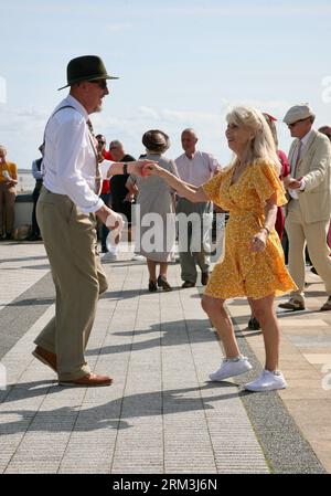 Les danseurs au Mussel Tank pendant le festival de guerre de Lytham 1940's, Lytham St Annes, Lancashire, Royaume-Uni le dimanche 20, août 2023 Banque D'Images