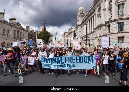 Londres, Royaume-Uni. 26 août 2023. Les manifestants brandissent une bannière « liberté des animaux » pendant la manifestation à Whitehall. Les foules ont défilé dans le centre de Londres pendant la Marche nationale des droits des animaux, exigeant la fin de toutes les formes d'exploitation et d'abus des animaux, et en soutien aux droits des animaux et au véganisme. Crédit : SOPA Images Limited/Alamy Live News Banque D'Images