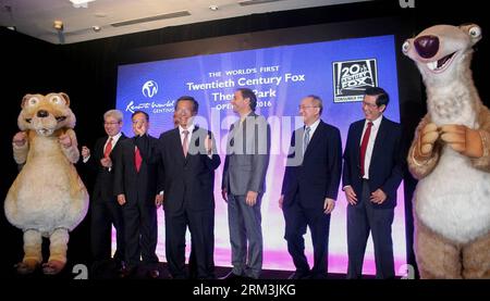 Bildnummer : 60212713 Datum : 26.07.2013 Copyright : imago/Xinhua (130726) -- KUALA LUMPUR, 26 juillet 2013 (Xinhua) -- Lim Kok Thay (C), président et directeur général du Malaysian Genting Group, assiste à une conférence de presse conjointe avec des invités de l'American Twentieth Century Fox film corp. pour annoncer que les deux groupes se joindront pour construire le premier parc à thème Twentieth Century Fox au monde en Malaisie, le 26 juillet 2013. (Xinhua/Wang Dawei)(lrz) MALAYSIA-KUALA LUMPUR-FOX THEME PARK PUBLICATIONxNOTxINxCHN People Wirtschaft x2x xst 2013 quer o0 ICE age figuren scrat sid 60212713 Date 26 07 2013 C Banque D'Images