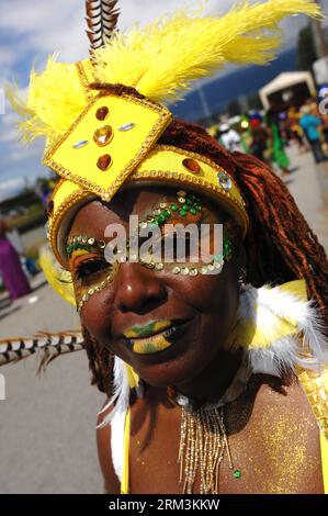 Bildnummer: 60223425  Datum: 27.07.2013  Copyright: imago/Xinhua A reveler parades during annual Multicultural Caribbean Days Parade in North Vancouver, BC, Canada on July 27, 2013. The Caribbean Days Parade, part of Caribbean Days Festival, one of the biggest events of its kind in Canada, celebrated Caribbean culture and style. (Xinhua/Sergei Bachlakov) CANADA-VANCOUVER-CARIBBEAN DAYS PARADE PUBLICATIONxNOTxINxCHN xns x0x 2013 hoch     60223425 Date 27 07 2013 Copyright Imago XINHUA a Revel Parades during Annual MULTICULTURAL Caribbean Days Parade in North Vancouver BC Canada ON July 27 2013 Banque D'Images