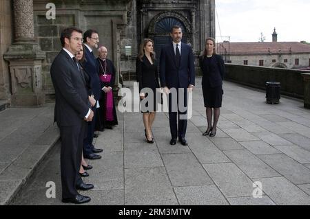 Bildnummer : 60247565 Datum : 29.07.2013 Copyright : imago/Xinhua GALICIA, 29 juillet 2013 - Prince héritier Felipe (2e R), Princesse Letizia (3e R) et Infante Elena (R), mariano Rajoy assiste à une messe funéraire pour les victimes de l'accident de train dans la cathédrale Saint-Jacques-de-Compostelle, Galice, au nord-ouest de l'Espagne, le 29 juillet 2013. Un service commémoratif officiel a eu lieu lundi soir dans la cathédrale Saint-Jacques-de-Compostelle, dans le nord-ouest de l'Espagne, en hommage aux victimes de l'accident de train de la semaine dernière qui a coûté la vie à 79 personnes (PRESSE Xinhua/AGENCIA PUNTO). Banque D'Images