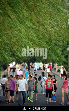 Bildnummer : 60260015 Datum : 31.07.2013 Copyright : imago/Xinhua (130731) -- HANGZHOU, 31 juillet 2013 (Xinhua) -- les visiteurs s'amusent sur la chaussée du Baidi au lac de l'Ouest après une averse de tonnerre à Hangzhou, capitale de la province du Zhejiang de l'est de la Chine, 31 juillet 2013. Une averse de tonnerre mercredi a apporté de la fraîcheur à Hangzhou, une ville qui a connu six jours de température supérieure à 40 degrés Celsius depuis juillet 24. (Xinhua/Wang Dingchang)(wjq) CHINA-ZHEJIANG-HANGZHOU-THUNDER SHOWER (CN) PUBLICATIONxNOTxINxCHN Gesellschaft x2x xkg 2013 hoch o0 Wetter wind pflanze 60260015 Date 31 07 2013 Co Banque D'Images