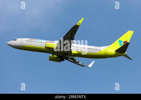 Osaka, Japon. 06 juillet 2023. Un Boeing 737-800 de Jin Air décollant de l'aéroport d'Osaka - Kansai. Jin Air est une compagnie aérienne sud-coréenne low-cost. Elle a lancé sa première ligne long-courrier, entre Incheon et Honolulu, en décembre 2015. Elle exploite des services de fret depuis novembre 2013. (Photo de Fabrizio Gandolfo/SOPA Images/Sipa USA) crédit : SIPA USA/Alamy Live News Banque D'Images