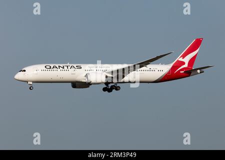 Rome, Italy. 16th July, 2023. A Qantas Boeing 787-9 Dreamliner about to land at Rome Fiumicino airport after a 6 hours flight from Perth. Qantas Airways Limited is the flag carrier of Australia and the country's largest airline by fleet size, international flights, and international destinations. It is the second-oldest continuously operating airline, having been founded in November 1920; it began international passenger flights in May 1935. (Photo by Fabrizio Gandolfo/SOPA Images/Sipa USA) Credit: Sipa USA/Alamy Live News Banque D'Images