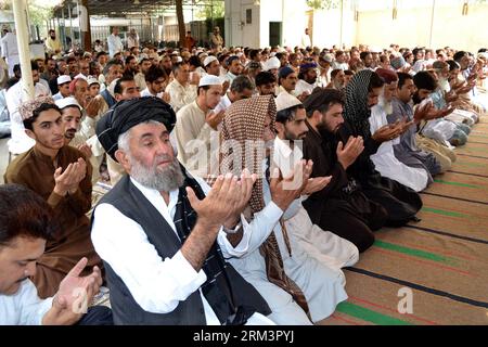 Bildnummer : 60298599 Datum : 02.08.2013 Copyright : imago/Xinhua (130802) -- QUETTA, 2 août 2013 (Xinhua) -- les musulmans pakistanais offrent des prières à Jummat-ul-Vida, vendredi dernier pendant le mois sacré du Ramadan dans le sud-ouest du Pakistan, Quetta, le 2 août 2013. Les dévots musulmans ont pris part aux prières du dernier vendredi avant le festival de l’Aïd al-Fitr marquant la fin du mois de jeûne du Ramadan. (Xinhua/Mohammad) PAKISTAN-QUETTA-RAMADAN-VENDREDI DERNIER PUBLICATIONxNOTxINxCHN Gesellschaft religion Islam musulman Gebet Freitagsgebet x0x xst premiumd 2013 quer 60298599 Date 02 08 2013 Copyright Imago XINHU Banque D'Images