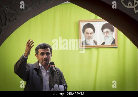 (130802) -- TÉHÉRAN, 2 août 2013 (Xinhua) -- le président iranien Mahmoud Ahmadinejad s'adresse à une foule rassemblée à l'Université de Téhéran à la fin du rassemblement annuel de la Journée Al Qods (Jérusalem) à Téhéran, Iran, le 2 août 2013. Des centaines de milliers d'Iraniens se sont rassemblés vendredi à travers le pays pour marquer la Journée d'Al Qods (Jérusalem) en solidarité avec les Palestiniens et en condamnation de l'occupation continue des terres palestiniennes par Israël (Xinhua/Ahmad Halabisaz) (srb) IRAN-TÉHÉRAN-AHMADINEJAD-AL QODS JOURNÉE PUBLICATIONxNOTxINxCHN 130802 TÉHÉRAN 2 2013 août le président iranien de XINHUA Mahmoud Ahmadinejad s'adresse à un Cr Banque D'Images