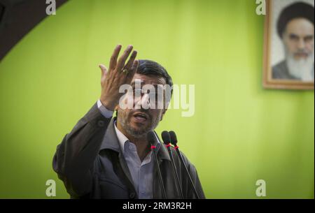 Bildnummer : 60295261 Datum : 02.08.2013 Copyright : imago/Xinhua (130802) -- TÉHÉRAN, 2 août 2013 (Xinhua) -- le président iranien Mahmoud Ahmadinejad s'adresse à une foule rassemblée à l'Université de Téhéran à la fin du rassemblement annuel de la Journée Al Qods (Jérusalem) à Téhéran, Iran, le 2 août 2013. Des centaines de milliers d'Iraniens se sont rassemblés vendredi à travers le pays pour marquer la Journée d'Al Qods (Jérusalem) en solidarité avec les Palestiniens et en condamnation de l'occupation continue des terres palestiniennes par Israël (Xinhua/Ahmad Halabisaz) (srb) IRAN-TÉHÉRAN-AHMADINEJAD-AL QODS JOUR PUBLICATIONxNOTxINxCHN People Politik x0x xs Banque D'Images