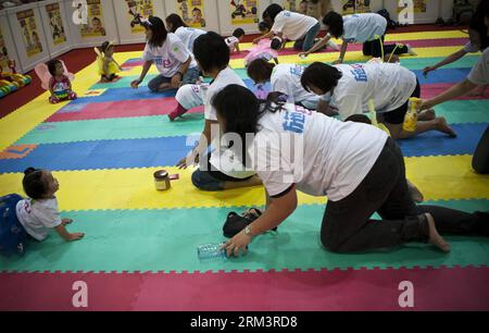 Bildnummer : 60306104 Datum : 03.08.2013 Copyright : imago/Xinhua (130803) -- HONG KONG, 3 août 2013 (Xinhua) -- les mères utilisent des jouets pour attirer leurs bébés à ramper vers l'avant lors du 25e concours de crawling de bébé de Hong Kong dans le sud de la Chine Hong Kong, 3 août 2013. Au total, 100 bébés ont participé à la finale du concours 2013 qui s'est tenue samedi au Hong Kong Convention and Exhibition Centre. Le concours fait partie de la 21e exposition internationale des produits pour bébés et enfants, qui dure du 2 au 5 août. (Xinhua/HE Jingjia)(wjq) CHINA-HONG KONG-BABY CRAWLING CONTEST (CN) PUBLICATIONxNOTxINxCHN Krabbelwettbewerb Banque D'Images