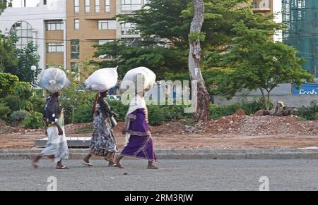 Bildnummer : 60309018 Datum : 25.07.2013 Copyright : imago/Xinhua les femmes maliennes marchent dans la rue avec des marchandises sur la tête à Bamako, capitale du Mali, le 25 juillet 2013. Porter des charges sur le dessus de la tête est une pratique traditionnelle et courante dans la plupart des pays d'afrique de l'Ouest. (Xinhua/Li Jing) MALI-BAMAKO-FEMME-VIE QUOTIDIENNE PUBLICATIONxNOTxINxCHN Gesellschaft Alltag Frauen xdp x0x 2013 quer 60309018 Date 25 07 2013 Copyright Imago XINHUA les femmes maliennes marchent DANS la rue avec des marchandises SUR leur tête à Bamako capitale du Mali juillet 25 2013 porter des fardeaux SUR le dessus de la tête EST une tradition et Comm Banque D'Images