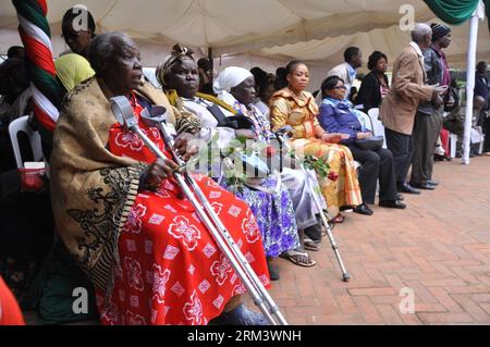 (130807) -- NAIROBI, 7 août 2013 (Xinhua) -- les survivants de l'explosion de la bombe de 1998 présentent des fleurs aux victimes lors de la 15e commémoration annuelle au Memorial Park du 7 août à Nairobi, capitale du Kenya, le 7 août 2013. Des survivants se sont rassemblés ici mercredi pour commémorer les victimes de la bombe de 1998 lorsque le bâtiment de l'ambassade américaine à Nairobi au Kenya et Dar-es-Salaam en Tanzanie ont été bombardés par des terroristes le 7 août 1998, tuant 224 personnes et en blessant plus de 4 500. (Xinhua/Allan Muturi)(cxy) KENYA-NAIROBI-1998 COMMÉMORATION DE L'EXPLOSION D'UNE BOMBE PUBLICATIONxNOTxINxCHN Banque D'Images