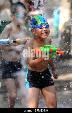 Bildnummer: 60341910  Datum: 09.08.2013  Copyright: imago/Xinhua (130809) -- HANGZHOU, Aug. 9, 2013 (Xinhua) -- A young boy cools off in a fountain in Hangzhou, capital of east China s Zhejiang Province, Aug. 9, 2013. Continuous heat waves have lingered in the city, with the highest temperature reaching above 41 degrees Celsius in these four days. (Xinhua/Wang Dingchang) (ry) CHINA-HANGZHOU-HEAT WAVE (CN) PUBLICATIONxNOTxINxCHN Gesellschaft Sommer Jahreszeit Hitze Abkühlung Wasser xns x0x 2013 hoch      60341910 Date 09 08 2013 Copyright Imago XINHUA  Hangzhou Aug 9 2013 XINHUA a Young Boy Coo Stock Photo