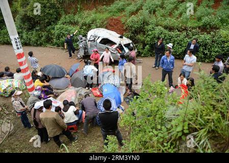Bildnummer : 60346278 Datum : 11.08.2013 Copyright : imago/Xinhua (130811) -- LUOPING, 11 août 2013 (Xinhua) -- une photo prise le 11 août 2013 montre le site d'un accident de la route dans la ville d'Agang du comté de Luoping, province du Yunnan dans le sud-ouest de la Chine. Un minibus surchargé a perdu le contrôle d'un virage sur une route de campagne locale dimanche matin, faisant dix morts et cinq autres blessés. Le chauffeur est décédé avec neuf autres personnes, dont une femme enceinte. Les passagers blessés ont été hospitalisés. (Xinhua) (wqq) CHINA-YUNNAN-LUOPING-ROAD ACCIDENT (CN) PUBLICATIONxNOTxINxCHN Gesellschaft Verkehr Strasse Unfall Banque D'Images