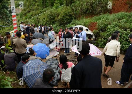 Bildnummer : 60346282 Datum : 11.08.2013 Copyright : imago/Xinhua (130811) -- LUOPING, 11 août 2013 (Xinhua) -- une photo prise le 11 août 2013 montre le site d'un accident de la route dans la ville d'Agang du comté de Luoping, province du Yunnan dans le sud-ouest de la Chine. Un minibus surchargé a perdu le contrôle d'un virage sur une route de campagne locale dimanche matin, faisant dix morts et cinq blessés. Le chauffeur est décédé avec neuf autres personnes, dont une femme enceinte. Les passagers blessés ont été hospitalisés. (Xinhua) (wqq) CHINA-YUNNAN-LUOPING-ROAD ACCIDENT (CN) PUBLICATIONxNOTxINxCHN Gesellschaft Verkehr Strasse Unfal Banque D'Images