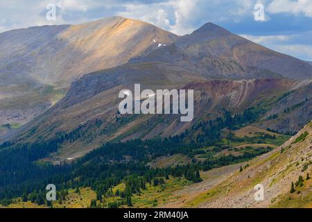 Cottonwood Pass et Collegiate Peaks par une matinée orageuse de fin d'été Banque D'Images