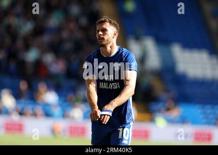 Cardiff, Royaume-Uni. 26 août 2023. Aaron Ramsey de la ville de Cardiff enlève le brassard des capitaines. Match de championnat EFL Skybet, Cardiff City - Sheffield mercredi au Cardiff City Stadium à Cardiff, pays de Galles, le samedi 26 août 2023. Cette image ne peut être utilisée qu'à des fins éditoriales. Usage éditorial uniquement, photo par Andrew Orchard/Andrew Orchard photographie sportive/Alamy Live News crédit : Andrew Orchard photographie sportive/Alamy Live News Banque D'Images