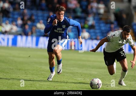 Cardiff, Royaume-Uni. 26 août 2023. Ollie Tanner de Cardiff City (l) et Reece James de Sheffield Wednesday en action. Match de championnat EFL Skybet, Cardiff City - Sheffield mercredi au Cardiff City Stadium à Cardiff, pays de Galles, le samedi 26 août 2023. Cette image ne peut être utilisée qu'à des fins éditoriales. Usage éditorial uniquement, photo par Andrew Orchard/Andrew Orchard photographie sportive/Alamy Live News crédit : Andrew Orchard photographie sportive/Alamy Live News Banque D'Images