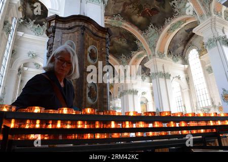 Bildnummer : 60362053 Datum : 15.08.2013 Copyright : imago/Xinhua ST.GALLEN, 15 août 2013 -- photo prise le 15 août 2013 montre la cathédrale dans le couvent de Saint-Gall. Situé dans l'est de la Suisse s St. Gallen ville, le couvent de St. Gall a été l'un des couvents les plus importants d'Europe du 8e siècle à sa sécularisation en 1805. Le couvent de Saint-Gall, avec sa splendide cathédrale baroque et la bibliothèque abbatiale, constitue un ensemble historique unique et a été nommé site du patrimoine mondial de l'UNESCO en 1983. Sa bibliothèque est l'une des plus riches et des plus anciennes du monde et en contient 170 000 Banque D'Images