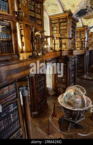 Bildnummer : 60362055 Datum : 15.08.2013 Copyright : imago/Xinhua ST.GALLEN, 15 août 2013 -- photo prise le 15 août 2013 montre la bibliothèque de l'abbaye. Situé dans l'est de la Suisse s St. Gallen ville, le couvent de St. Gall a été l'un des couvents les plus importants d'Europe du 8e siècle à sa sécularisation en 1805. Le couvent de Saint-Gall, avec sa splendide cathédrale baroque et la bibliothèque abbatiale, constitue un ensemble historique unique et a été nommé site du patrimoine mondial de l'UNESCO en 1983. Sa bibliothèque est l'une des plus riches et des plus anciennes du monde et contient 170 000 ouvrages et quelque 2 100 000 ouvrages Banque D'Images