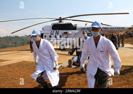 Bildnummer : 60362214 Datum : 03.07.2010 Copyright : imago/Xinhua (130816) -- (Xinhua) -- une photo prise le 3 juillet 2010 montre des personnels médicaux qui transportent une personne blessée dans un aéroport de Bukavu, capitale de la province du Sud-Kivu, République démocratique du Congo (RDC). En 1963, la première équipe médicale d aide étrangère de la Chine est arrivée en Afrique. Au cours des 50 dernières années, le gouvernement chinois a envoyé 23 000 personnels médicaux dans 66 pays et régions, dont la plupart sont des pays africains. (Xinhua/Guo Yunfei) AFRIQUE-CHINE-ÉQUIPES MÉDICALES-50 ANS-ANNIVERSAIRE PUBLICATIONxNOTxINxCHN xns x1x 2010 quer 6036221 Banque D'Images