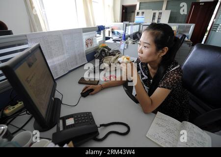 Bildnummer: 60366914  Datum: 18.08.2013  Copyright: imago/Xinhua (130818) -- YINCHUAN , Aug. 18, 2013 (Xinhua) -- Photo taken on Aug. 14, 2013 shows Na Han, a junior college student, eats breakfast while working at her internship unit in Yinchuan, capital of northwest China s Ningxia Hui Autonomous Region. Ning engages herself in internships every vacation. Many junior college students in Yinchuan engaged themselves into summer internship to make preparation for their job hunting in 2014. (Xinhua/Li Ran)(wjq) CHINA-NINGXIA-YINCHUAN-COLLEGE STUDENTS-SUMMER INTERNSHIP (CN) PUBLICATIONxNOTxINxCHN Stock Photo