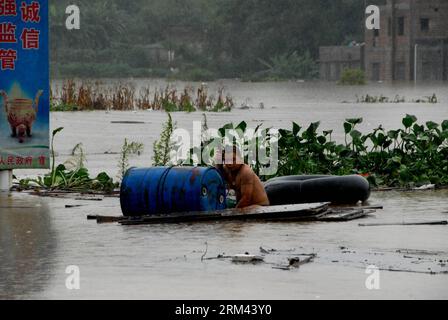 Bildnummer: 60366983  Datum: 18.08.2013  Copyright: imago/Xinhua (130818) -- QINGYUAN, Aug. 18, 2013 (Xinhua) -- A man waits to be rescued in Hanguang Town of Yingde City, south China s Guangdong Province, Aug. 18, 2013. The National Disaster Reduction Commission and the Ministry of Civil Affairs have dispatched a working group to Guangdong to help disaster relief work with more than four million in the province affected by typhoon Utor, the 11th and the strongest this year. Twenty were killed and another seven are missing in rainstorms, floods, landslides and mud flows, according to the Guang Stock Photo